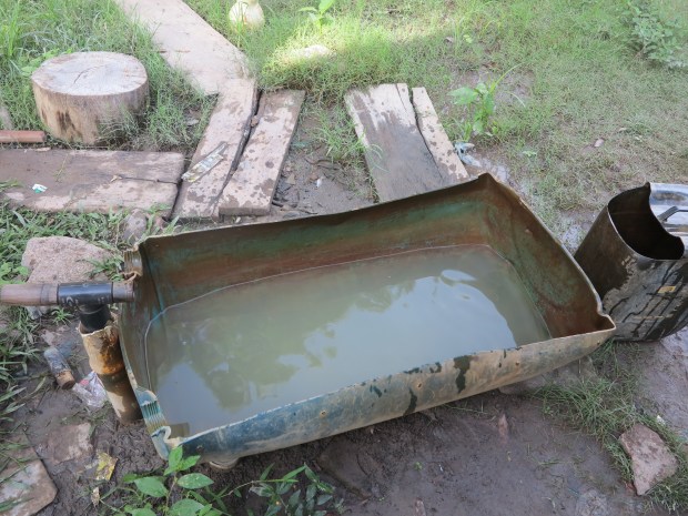 L’eau qui sort du puit, utilisée pour boire, cuisiner et se laver ©Judith Bovard/2015