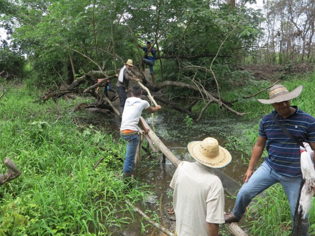 Nous sommes parfois obligés de construire au fur et à mesure le chemin jusqu’aux maisons, les inondations rendant les sentiers impraticables ©Judith Bovard/2015