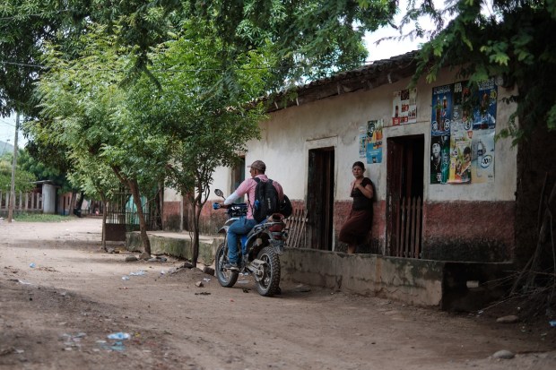 Foto 2 Pulperia de la zona sur, personas se abastecen para alimentarse foto von christoph egger
